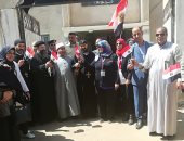 الشيخ والقسيس يدلون بأصواتهم سويا فى الاستفتاء على الدستور بالشرقية