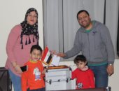 صور.. آخر أسرة مصرية أدلت بصوتها على تعديلات الدستور فى سفارة مصر بالصين