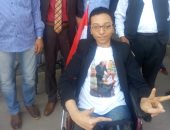 مواطن من ذوى الإعاقة يشارك فى الاستفتاء بعين شمس 