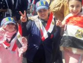 أطفال وسيدات يرفعون علم مصر أمام لجنة أشتوم ببورسعيد ويهتفون تحيا مصر 