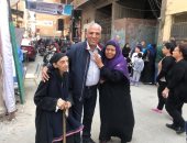 صور.. حياة محمد.. معمرة تبلغ 85 عاما تقطع المسافات للمشاركة فى الاستفتاء ببولاق