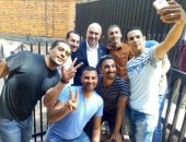 محمود يشارك بصوره من أوغندا: صوتنا فى الاستفتاء لأن الوطن يستحق المشاركة