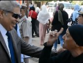فيديو.. سيدة مسنة لمحافظ المنيا: "جيت عشان خاطر مصر "