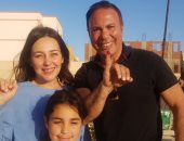 صور.. أيمن يونس يدلى بصوته فى استفتاء التعديلات الدستورية بصحبة زوجته