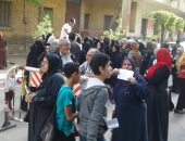 المواطنون يتوافدون على لجان بولاق الدكرور والعائلات تسيطر على المشاركة