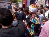 مواطنون يحتفلون أمام لجان المرج خلال الاستفتاء على الدستور