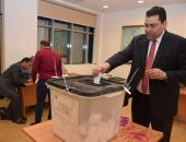 رئيس المصرية للاتصالات يدلى بصوته فى الاستفتاء على التعديلات الدستورية