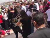 فيديو.. المئات بمطار القاهرة يشاركون فى الاستفتاء على أنغام "تسلم الأيادى" 
