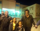 صور.. محمد منير يدلى بصوته فى الشيخ زايد ويطالب بالمشاركة الإيجابية