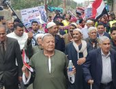 مسيرات شعبية من أهالى كفر الدوار لدعوة المواطنين إلى استفتاء الدستور