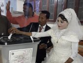 عروسان فى لجنة الاستفتاء على الدستور بقنا والمستشار يقدم لهما التهنئة 