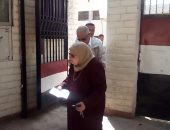 صور.. لجان مدرسة الطبرى بمصر الجديدة تستقبل المواطنين للمشاركة بالاستفتاء