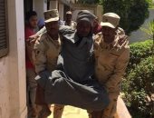 مجندون يساعدون رجل مريض للتصويت فى الاستفتاء بسوهاج