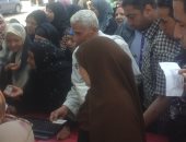 فيديو و صور.. احتشاد المواطنين أمام لجان الاستفتاء ومواطن يرقص بعلم مصر بإمبابة