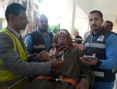 صور.. إسعاف الشرقية تنقل مواطن لمقر لجنة التصويت على الاستفتاء