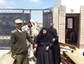 صور.. جنود القوات المسلحة يساعدون المواطنين للإدلاء بأصواتهم فى الاستفتاء ببنى سويف 