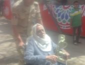 صور.. الجيش والشعب إيد واحدة.. فرد بالقوات المسلحة يساعد مواطنا فى الاستفتاء