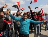 احتفالات المواطنين أمام لجان الاستفتاء على الدستور