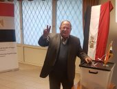 نائب رئيس اتحاد تنس الطاولة يدلى بصوته فى الاستفتاء بسفارة مصر ببودابست