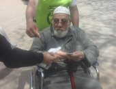 صور.. توفير كراسى متحركة لتيسير نقل المواطنين للجان الاستفتاء