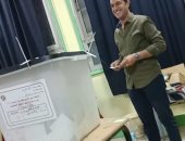  طارق الخولى يدلى بصوته فى الاستفتاء ويؤكد أهمية مشاركة الشباب 