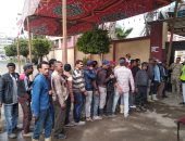 صور وفيديو.. الشباب يتصدرون الطوابير أمام لجان التصويت على الاستفتاء فى بورسعيد