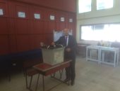 نائب محافظ القاهرة يدلى بصوته فى الاستفتاء..ويطالب المواطنين بالمشاركة.. صور