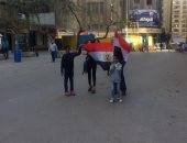 فى اليوم الثانى للاستفتاء.. الأطفال يرفعون علم مصر أمام لجنة بالأزبكية