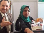 صور..أصغر طفل بتاريخ الاستفتاءات العالمية يمثل أمام لجنة الاقتراع بالإسكندرية