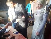 صور.. شاب وفتاة يحتفلان بخطوبتهما فى لجنة الاستفتاء بالدقهلية 