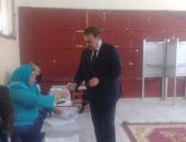 نقيب المهندسين يدلى بصوته فى لجنة مدرسة هدى شعراوى بالتجمع