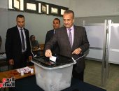 صور.. رئيس التعبئة والإحصاء يدلى بصوته فى الاستفتاء على التعديلات الدستورية بمصر الجديدة