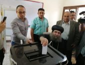 صور.. مطران أسيوط يدلى بصوته فى الاستفتاء على كرسى متحرك