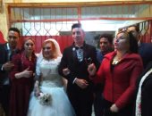 عروسان يشاركان فى الاستفتاء على التعديلات الدستورية بالدقهلية