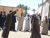 صور.. أهالى الأقصر يواصلون حلقات التحطيب أمام لجان الاستفتاء بإسنا والقرنة