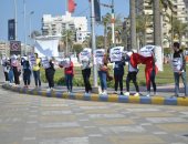 صور.. شباب بورسعيد ينظمون سلاسل بشرية تدعو للتصويت على التعديلات الدستورية