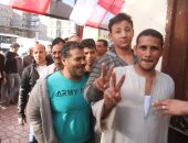  "البركة فى الشباب".. طوابير شبابية أمام لجان الاستفتاء بالمحافظات