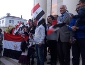 صور.. المصريون يدلون بأصواتهم فى الاستفتاء بدولة قبرص رافعين علم مصر