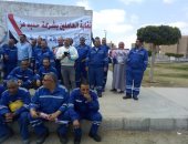 صور .. عمال حديد عز يشاركون فى الاستفتاء على التعديلات الدستورية بالمنوفية 