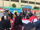 صور.. سيدات يرفعن علم مصر ويرددن الأغانى الوطنية أمام لجان الاستفتاء بالعريش
