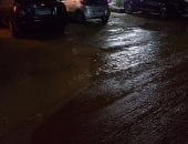 صور.. رئيس مدينة الأقصر يحل أزمة المياه بشارع المدينة.. استجابة لشكاوى المواطنين