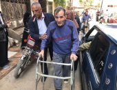 صور.. الحاج عبد اللطيف صاحب 65 عاما يتحدى المرض للمشاركة فى الاستفتاء