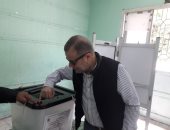 فيديو وصور.. شريف منير يدلى بصوته فى الاستفتاء على التعديلات الدستورية