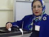 وكيل "صحة النواب" تدلى بصوتها وتطالب السيدات بالنزول للاستفتاء:واجب وطنى 