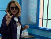 إيناس الدغيدى تدلى بصوتها فى الاستفتاء على التعديلات الدستورية بالعجوزة