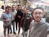 شباب العمرانية يلتقطون صور "سيلفى" أمام لجان الاستفتاء ويرددون: "انزل شارك"