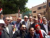 محافظ الجيزة يقدم العزاء لأسرة مواطن توفى أثناء مشاركته بالاستفتاء بالبدرشين