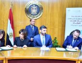 وزير الصناعة يشهد توقيع وثيقة عقد مشروع "تشغيل الشباب"