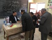 صور.. إقبال كثيف للمواطنين على مقر مدرسة السيدة عائشة الثانوية بروض الفرج