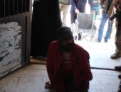 صور.. قعيد يدلى بصوته فى الاستفتاء على تعديل الدستور زحفا على الأرض ببنى سويف